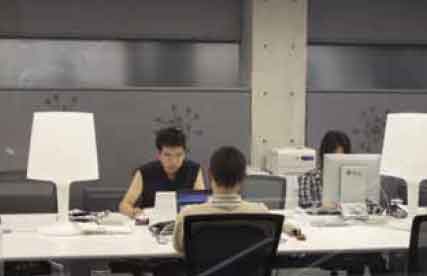 Aktiviteten i lounge- og læsemiljøer bliver
eksponeret i den nye bygning af arkitekten
Tadao Ando for Interfaculty Initiative in
Information Studies på Todai, University of
Tokyo.