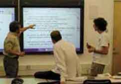 Poesi til debat. På den elektroniske tavle kan
underviser og studerende i fællesskab ændre
simultant i teksten.