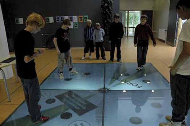 ”Technology and new ways of learning must
be incorporated in university rooms. The
photo shows future university users testing
the interactive ‘knowledge well’ in Aarhus.