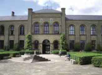 Fakultetets lange historie ses blandt andet
i hovedindgangen på campusområdet, der
ligger på den oprindelige del af campus