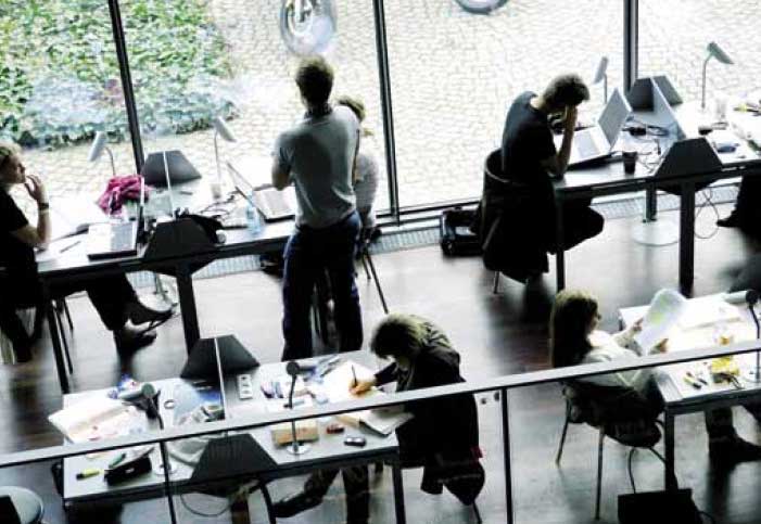 It would
seem that the library at CBS has the longest
opening hours in the country, and it is
used by students from all fields of study in
Copenhagen.