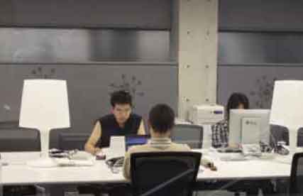 The activity in lounge and reading
environments is exposed in the new building
by the architect Tadao Ando designed for the
Interfaculty Initiative in Information Studies at
Todai, the University of Tokyo.