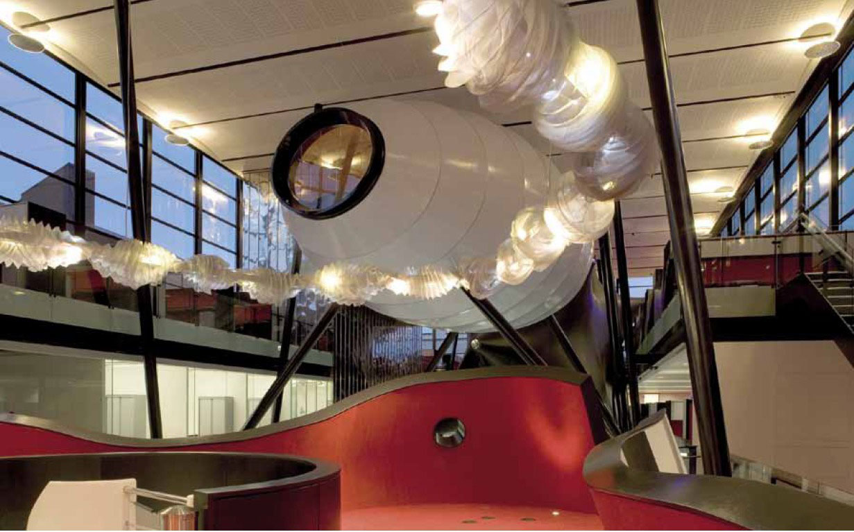 The Blizard Building at Queen Mary, University of
London, has won several architectural prizes.
400 researchers work here surrounded by
suspended and colourful meeting cells.