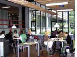 ‘Action
workstation’ implements the same type
of furniture throughout the university. The
challenge is that the furniture will be used in
many different buildings. The photo shows
group workstations at the Panum Institute.