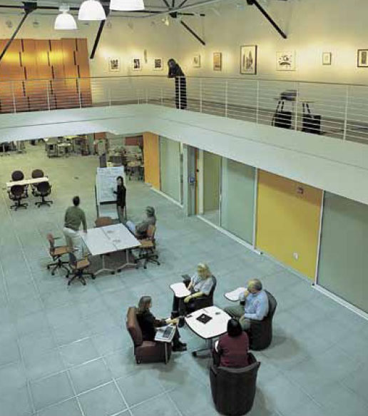 Sliding
doors create an opportunity for collaboration
and in-depth study in Wallenberg’s ‘box
cars’. The physical surroundings and the
technology are thus adapted to the activities
in the building.