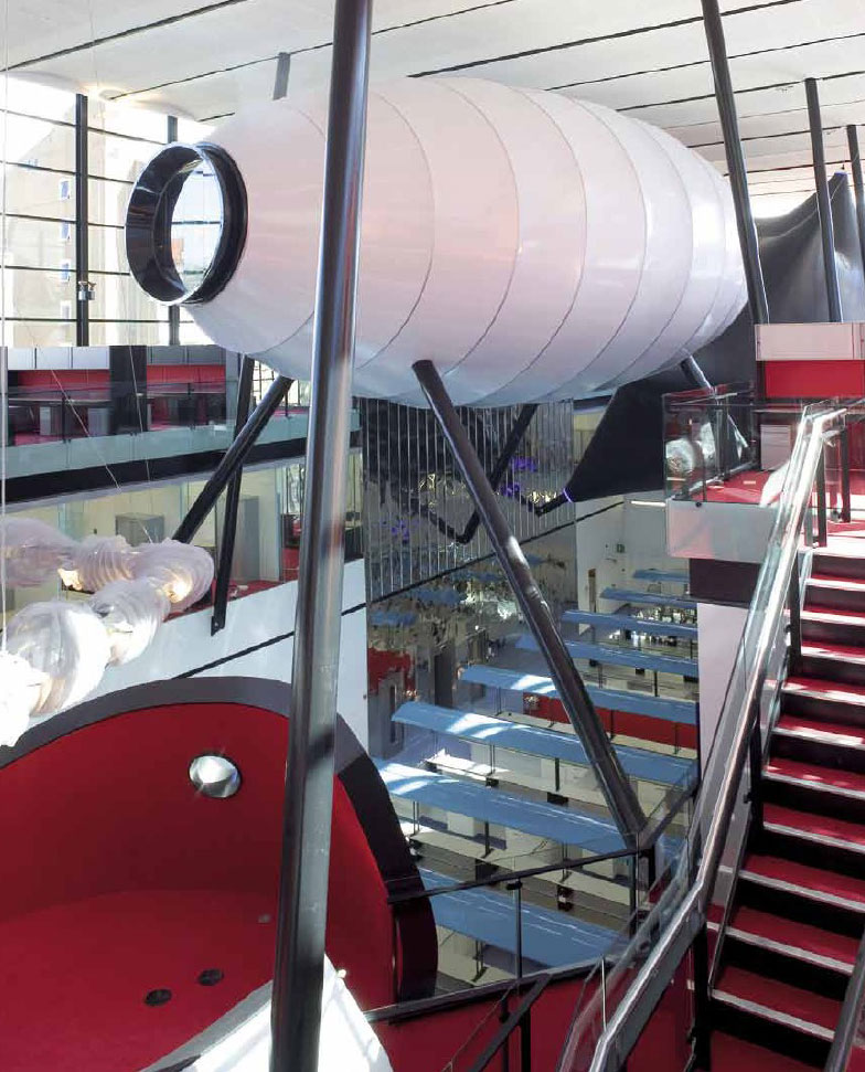 The
Blizard Building at Queen Mary, University
of London for cell and molecular research.
Laboratories can be seen on the ground floor
and workstations on the top floor.